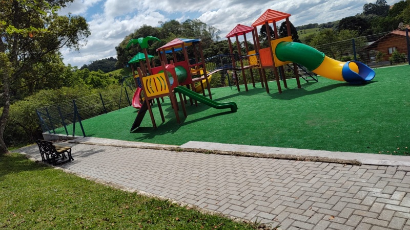 Concluída a instalação de um parque infantil na praça de São Manoel, em Campestre