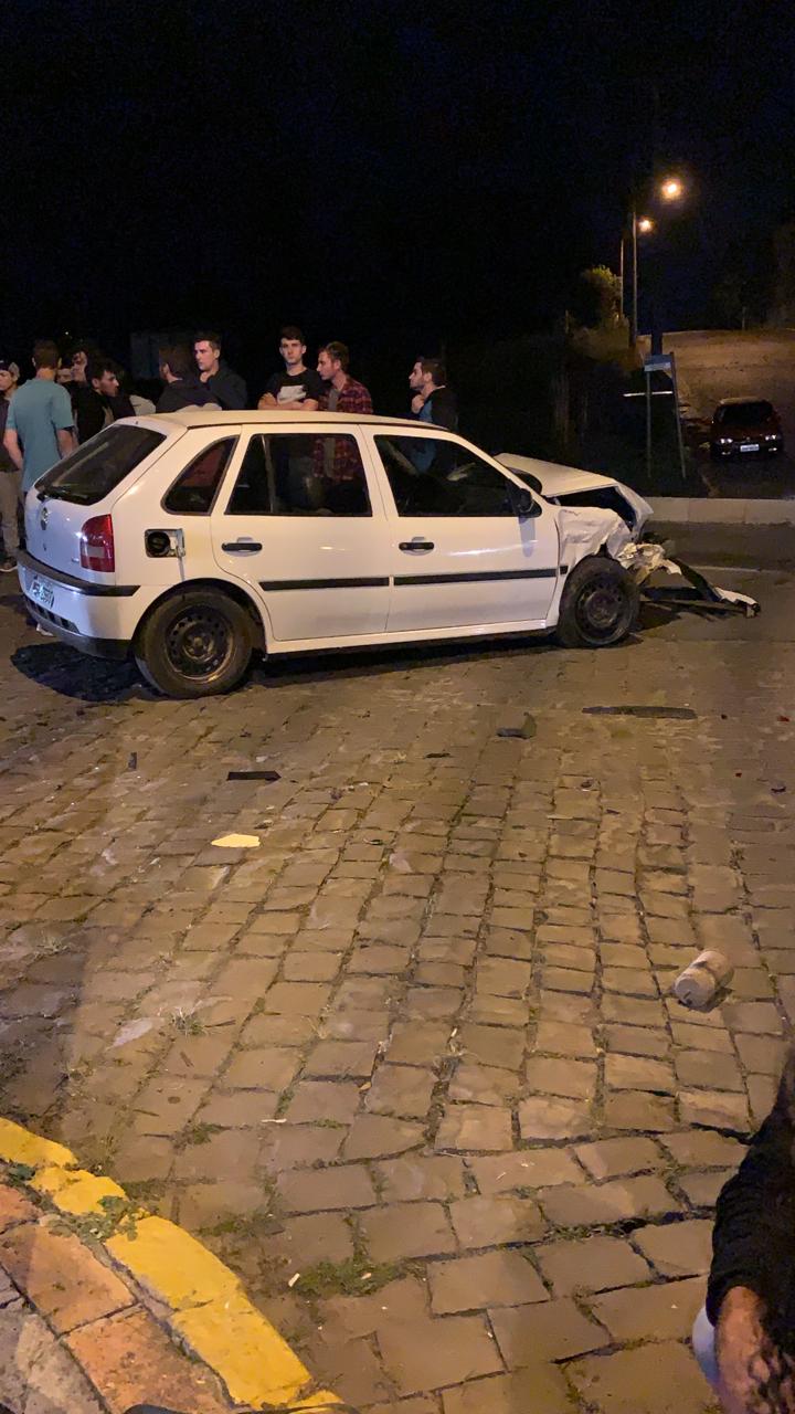 Carro sai da pista e atinge duas pessoas na 116