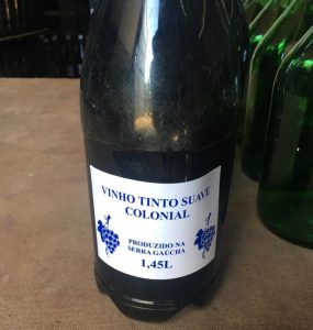 Cerca de 100 mil litros de vinho sem procedência foram apreendidos na Serra Gaúcha