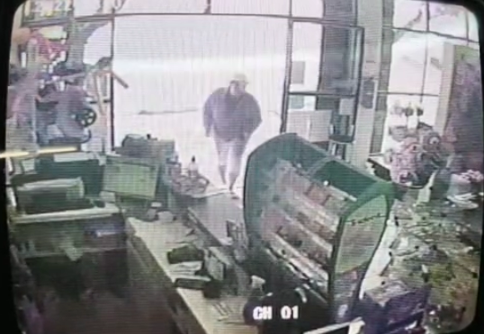Homem furta carteira em loja e câmeras flagram a ação