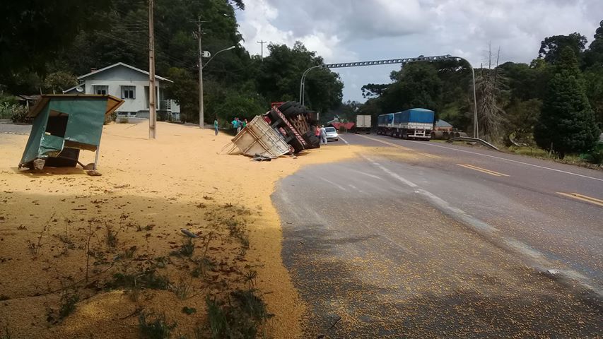 Caminhão carregado de milho tomba em Campestre da Serra