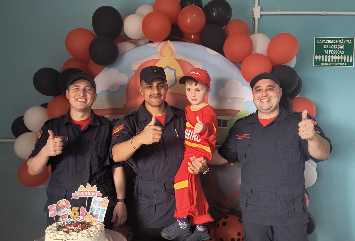 Bombeiros fazem surpresa no aniversário de menino de 5 anos em São Marcos