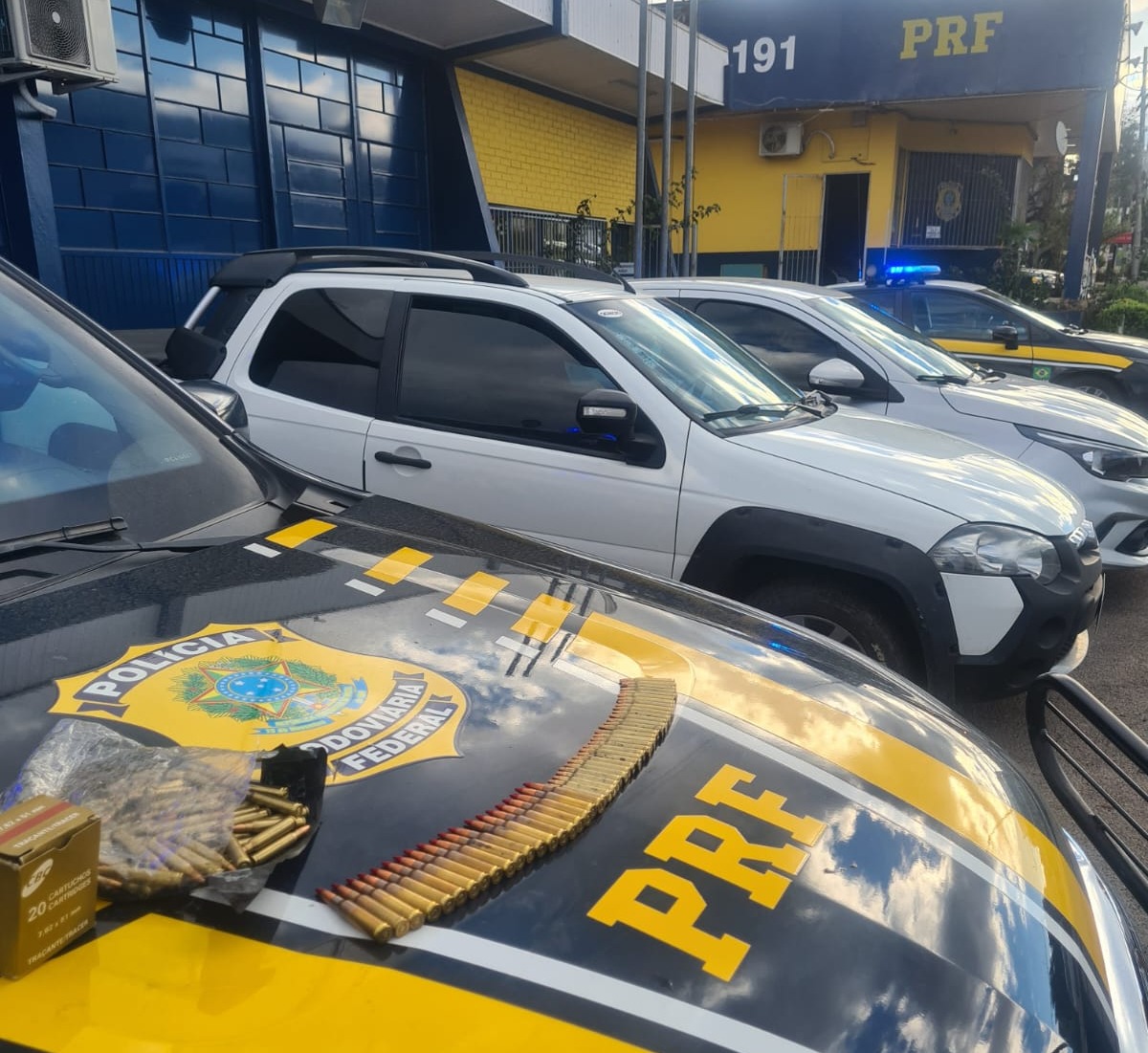 Em duas ações distintas na Serra Gaúcha, PRF prende três pessoas, recupera dois veículos e apreende 120 munições para fuzil