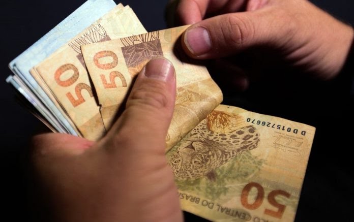 Congresso aprova salário mínimo de R$ 1.294 para o ano que vem