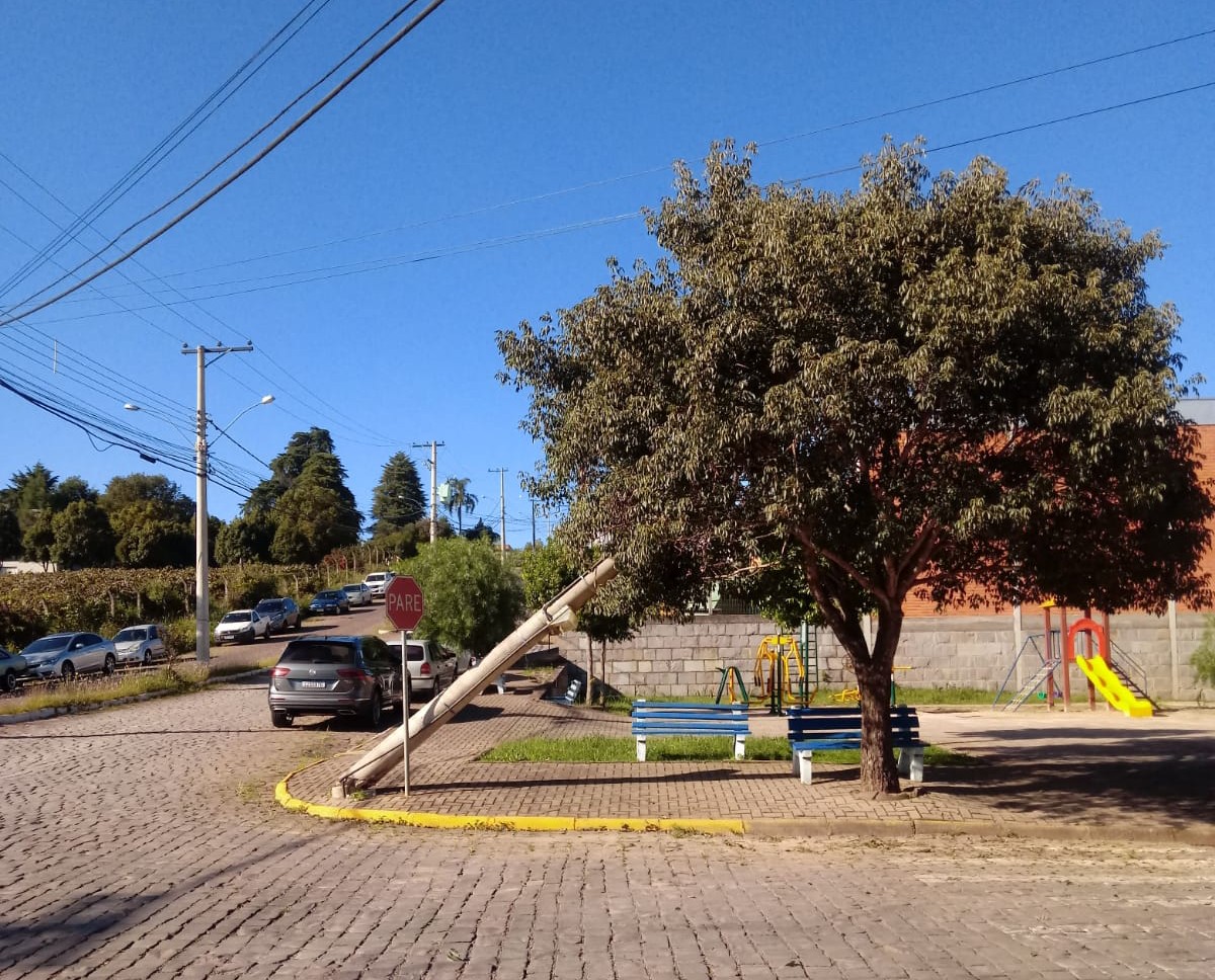 Poste de concreto cai na frente de escola esta manhã