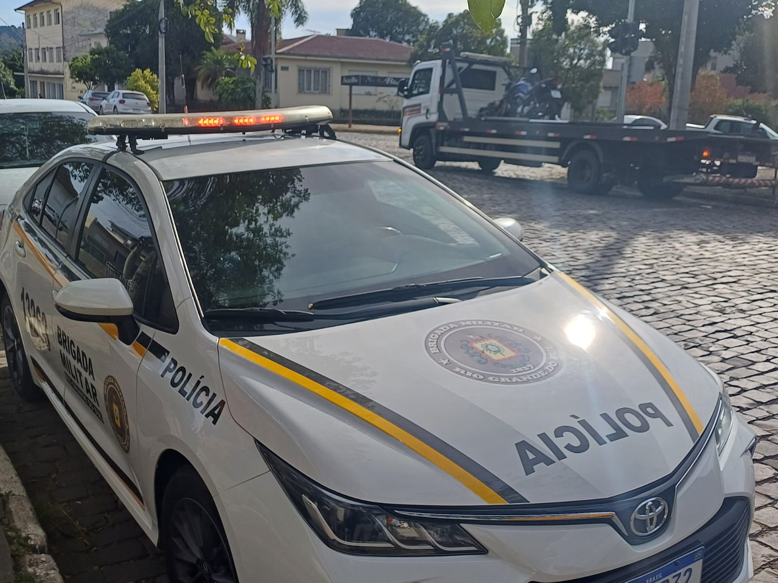 Menor tem moto apreendida após ser flagrado fazendo manobras