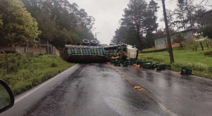 Desvio do pedágio em Flores da Cunha está bloqueado após tombamento de caminhão