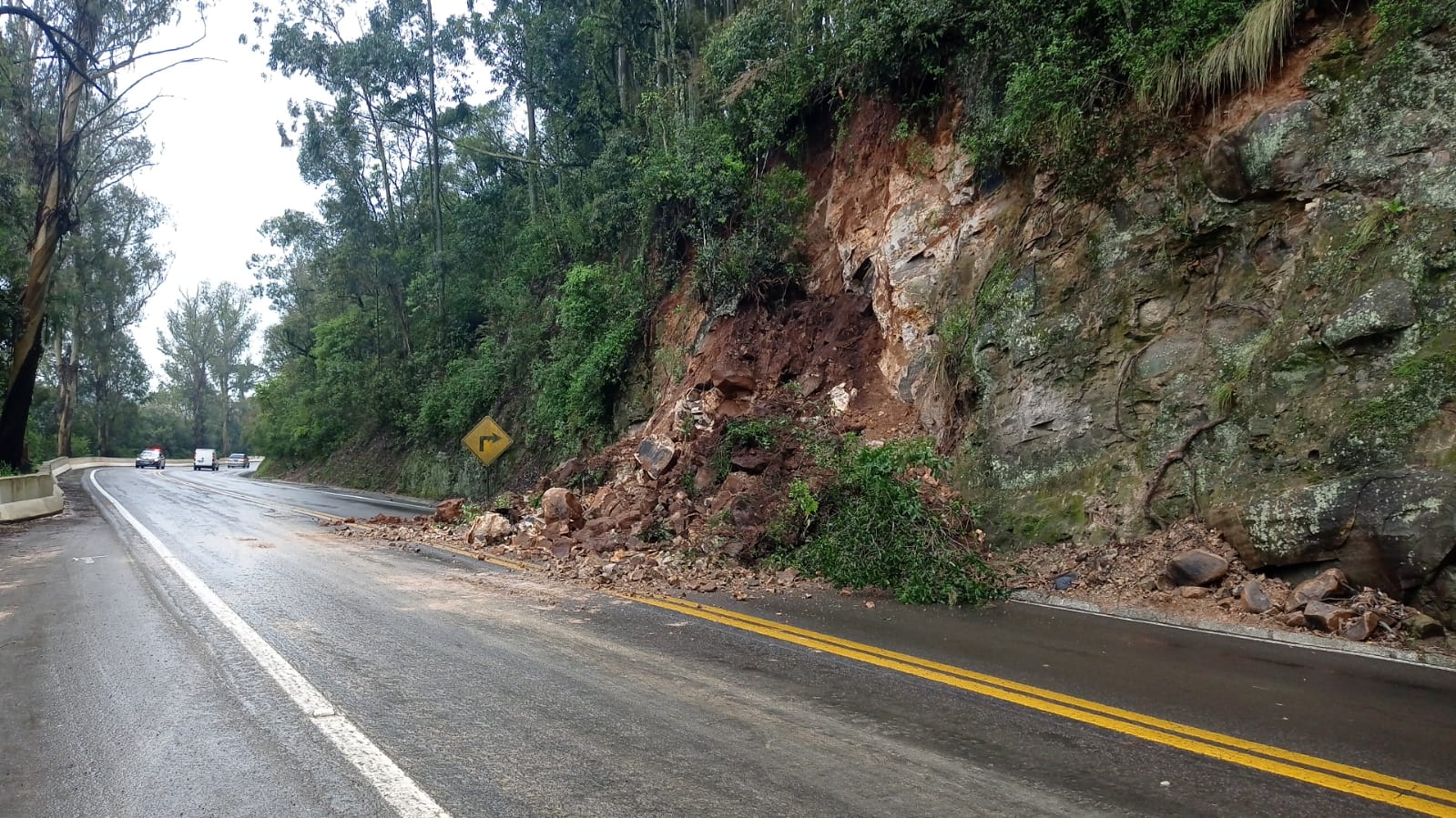 Bloqueio parcial na BR-116, entre São Marcos e Caxias, devido a queda de barreira