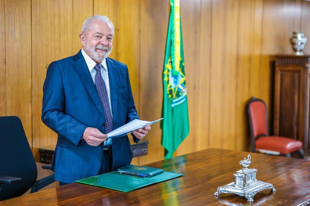 Presidente Lula anuncia projeto para igualar salários de homens e mulheres