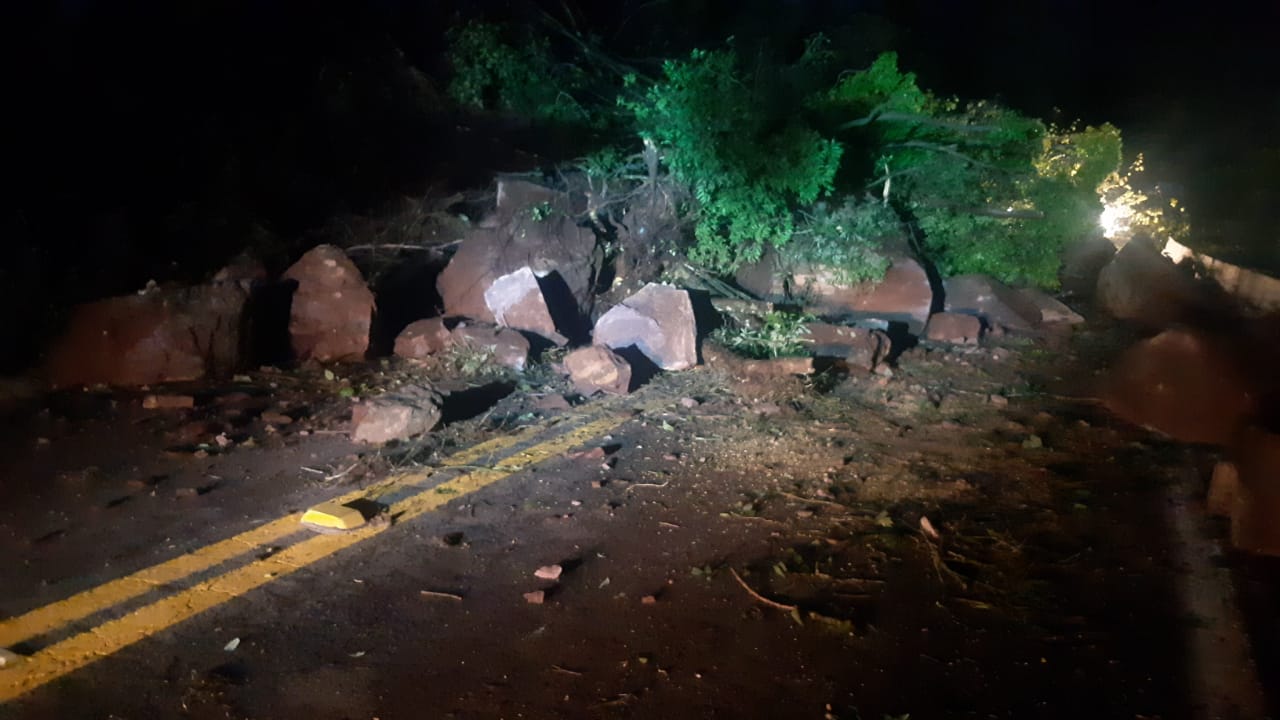 Após queda de barreira, BR 116 permanecerá bloqueada durante toda a noite