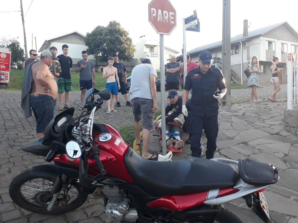 Motociclista ficou ferido em colisão com carro esta tarde