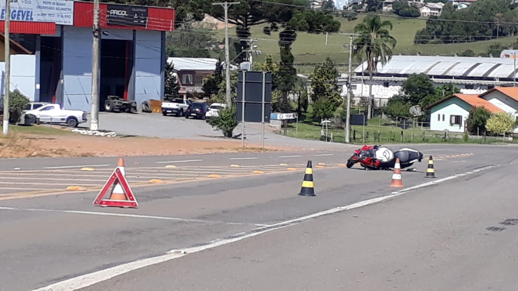 Motociclista ficou ferido após colidir com carro esta tarde