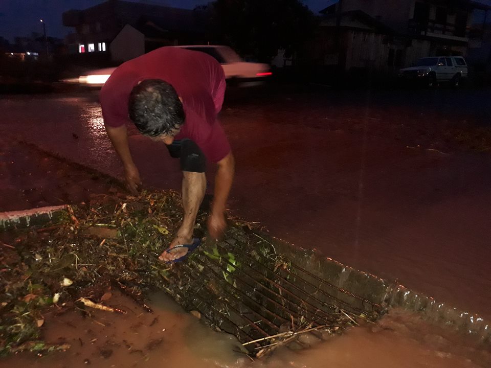 Arroio Gravatá: após dois anos chuva alaga ruas novamente