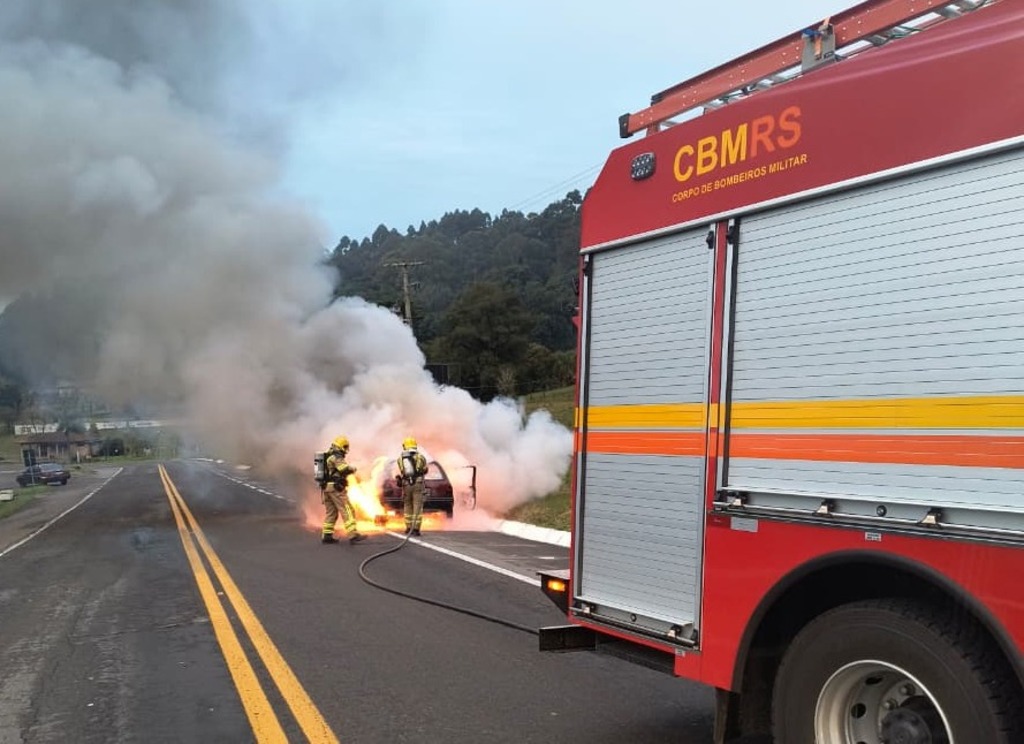Bombeiros combatem incêndio em veículo na BR-116 em São Marcos