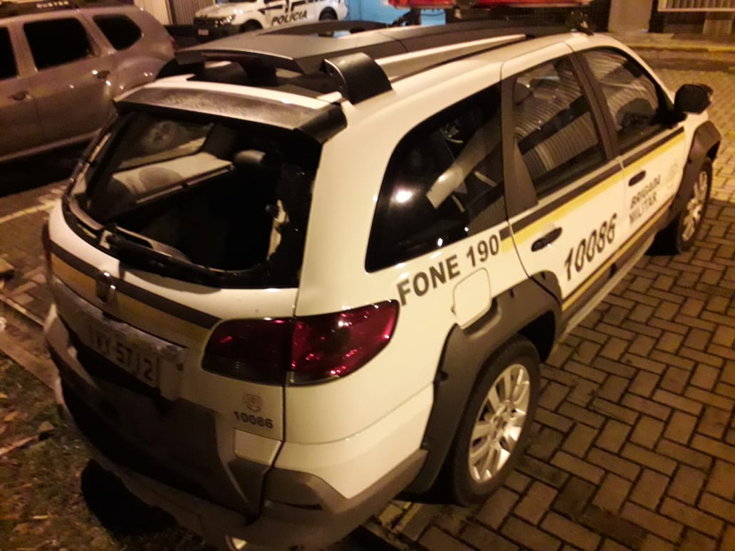 Homem foi preso após quebrar vidro da viatura neste sábado