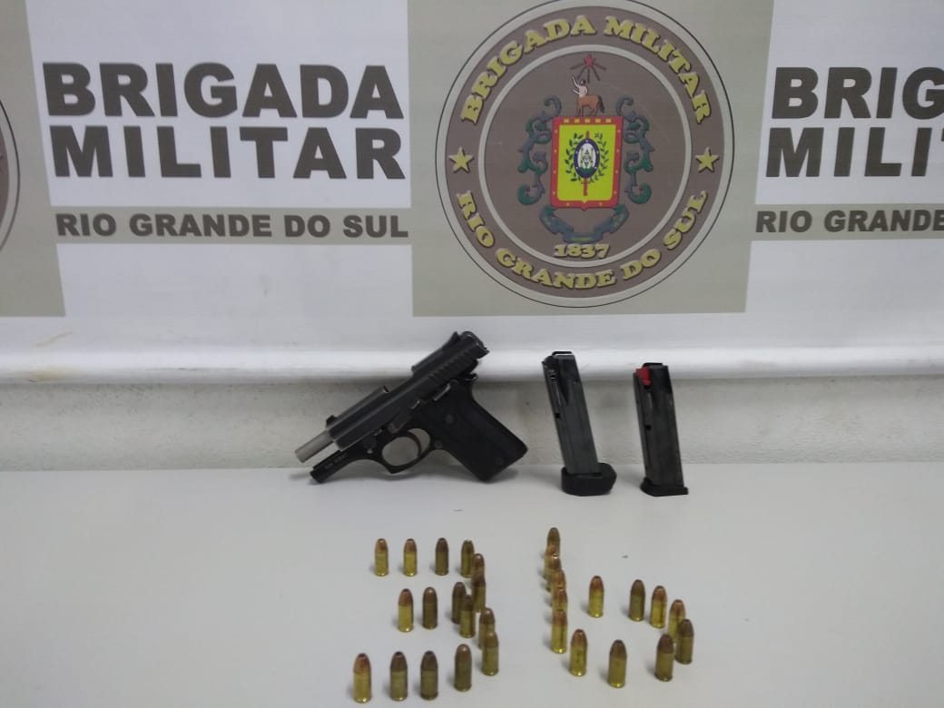 Homem foi preso por porte ilegal de arma neste sábado (25)