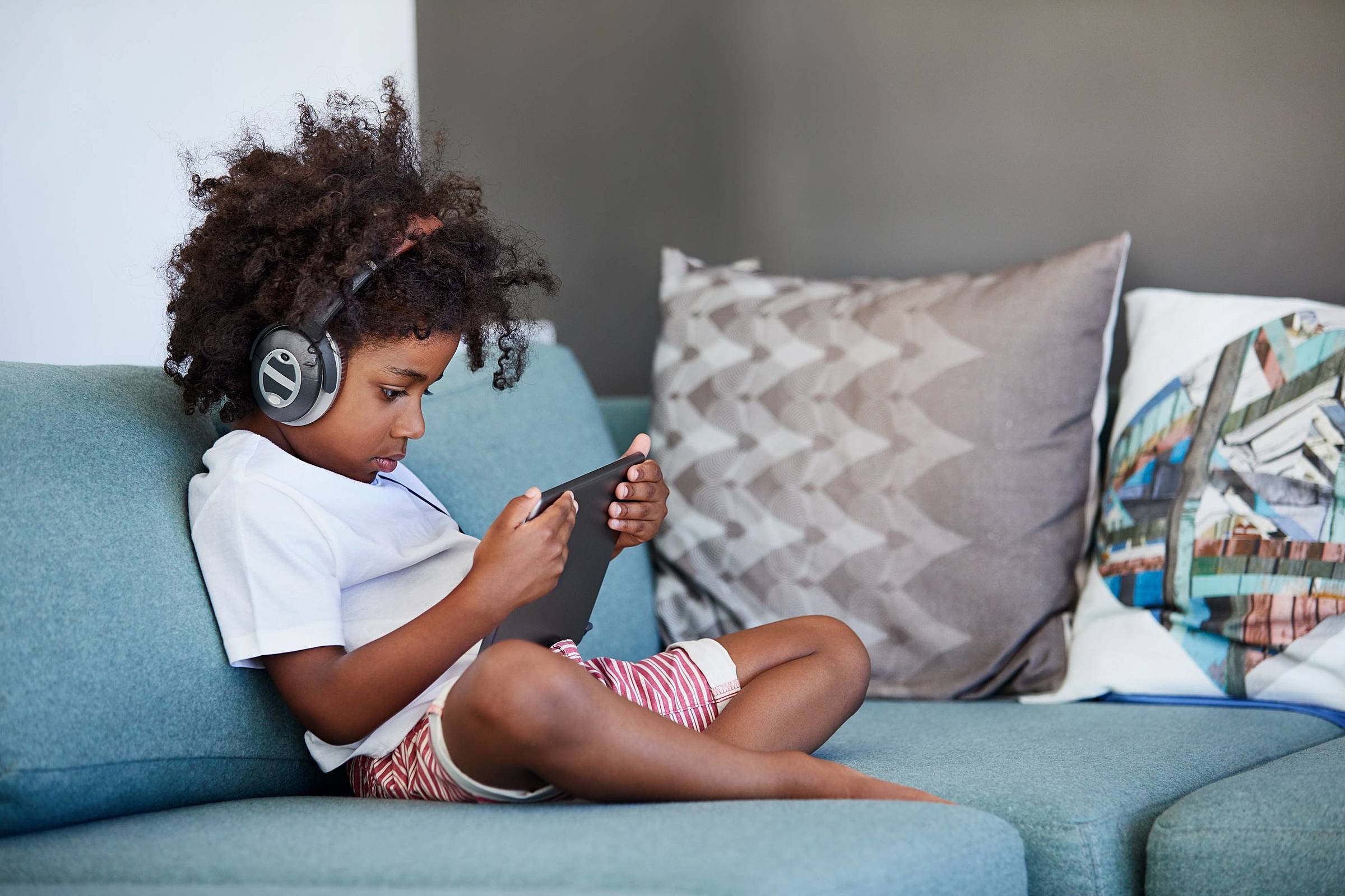 Como o excesso do tempo de telas prejudica crianças e adolescentes