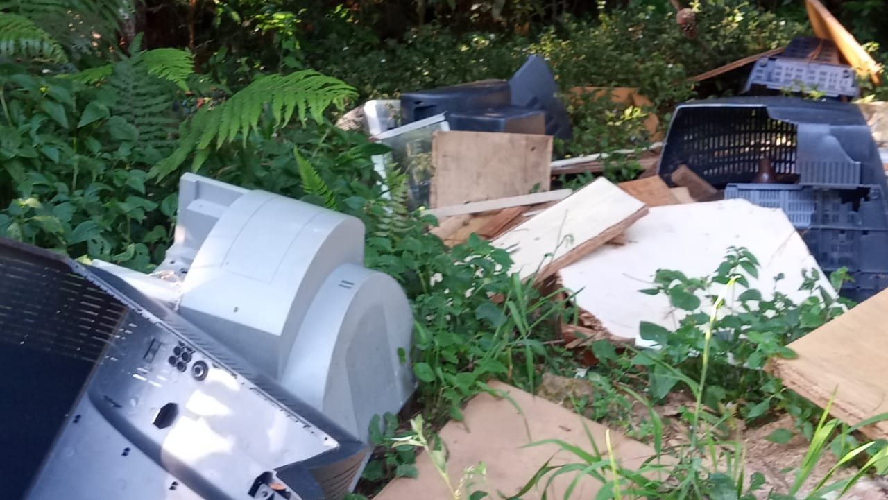 Morador denuncia descarte irregular de lixo no Progresso