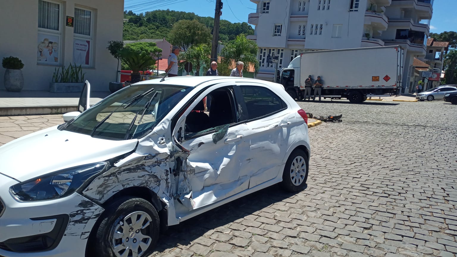 Colisão entre carro e caminhão deixou uma mulher ferida em São Marcos esta manhã