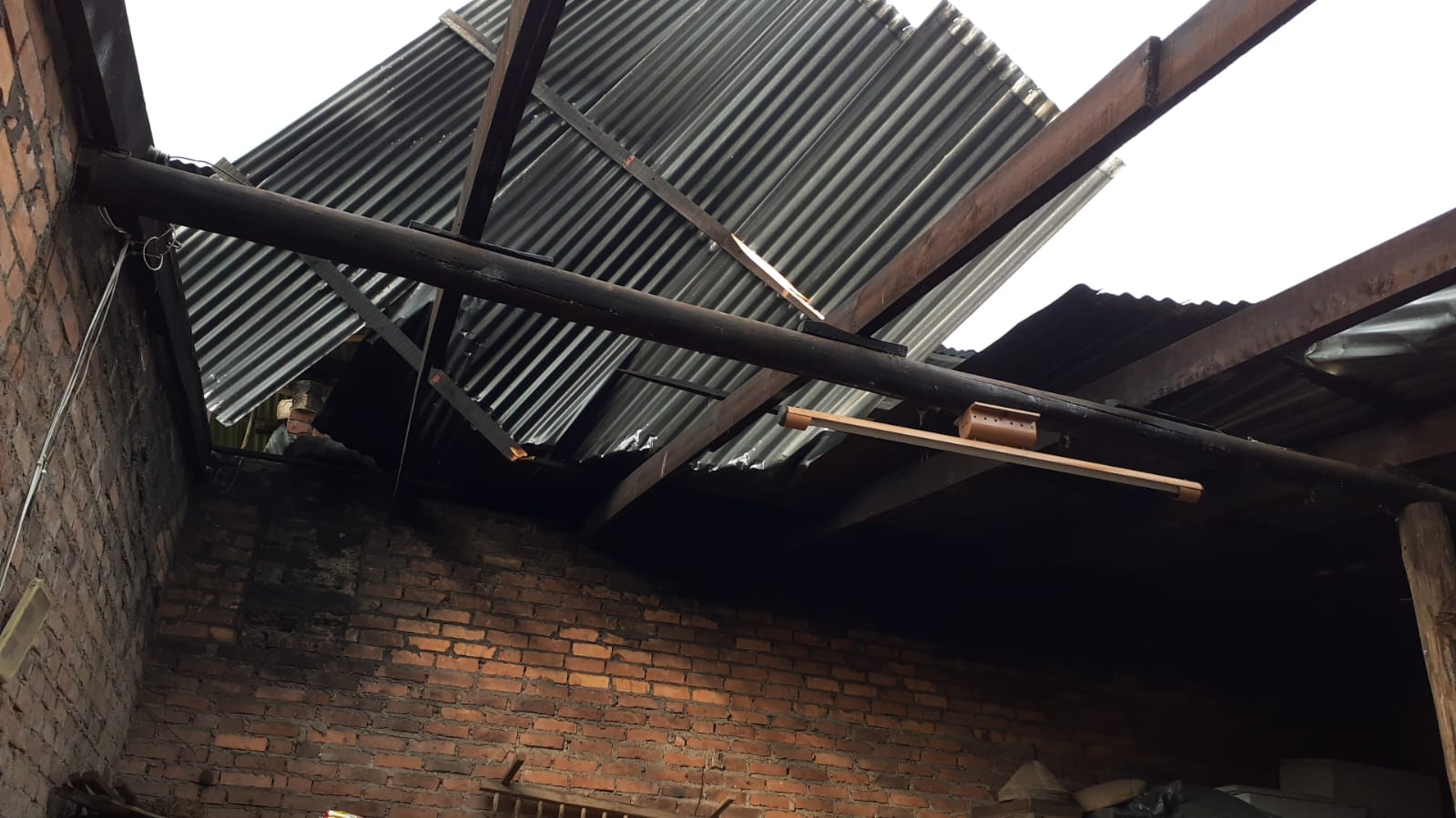 Temporal neste domingo destelhou propriedades em Pedras Brancas e na Tiradentes