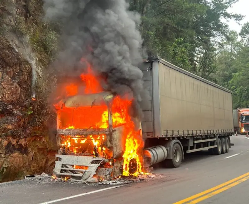 Carreta pega fogo na ERS-122 em Antônio Prado