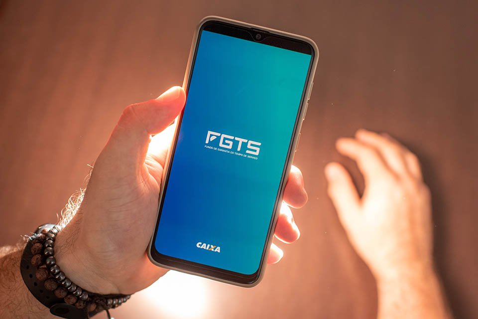 Trabalhador pode solicitar saque de R$ 1.045 do FGTS até quinta-feira