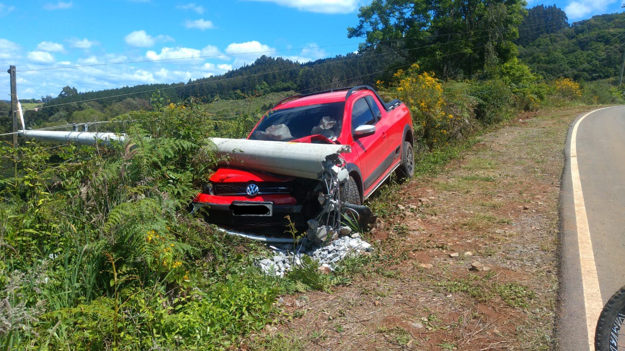 Veículo colide em poste e deixa moradores da Tiradentes sem energia