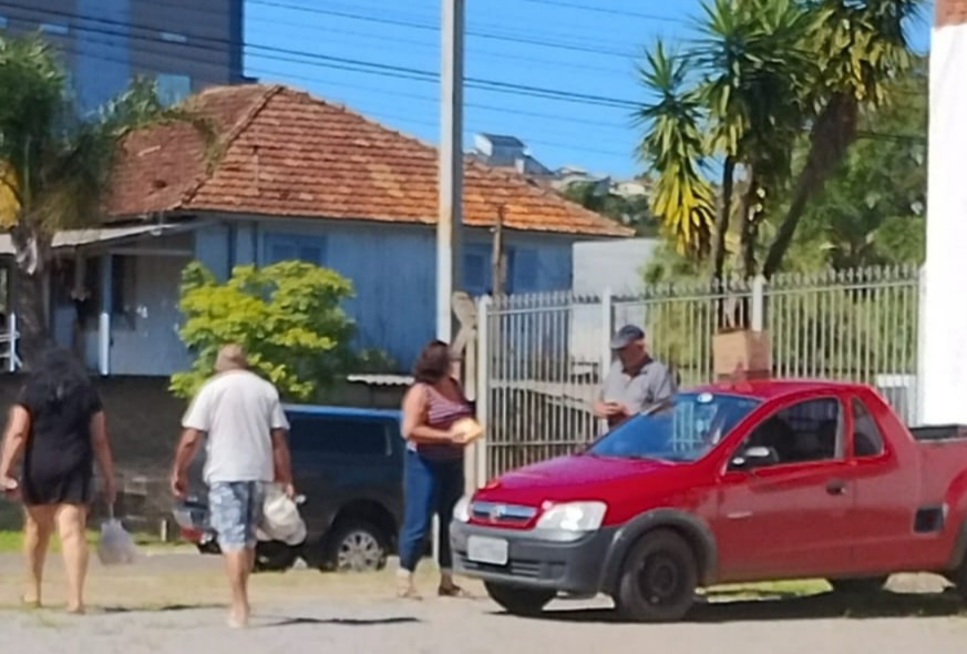 Secretário de Obras afronta normas e feirantes ao comercializar queijos sem procedência em São Marcos