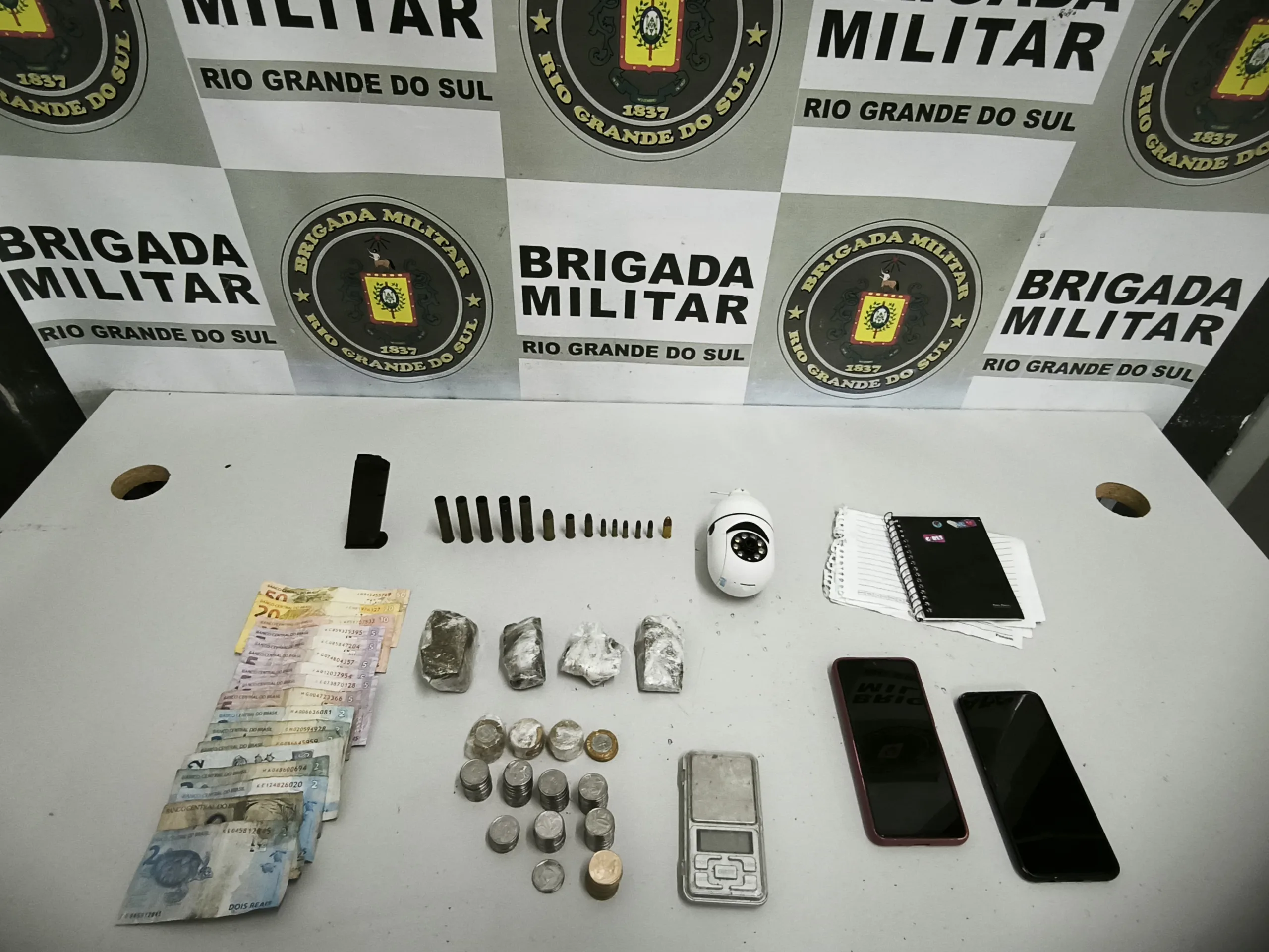 Brigada Militar de São Marcos prende homem com drogas, munições e acessórios para tráfico