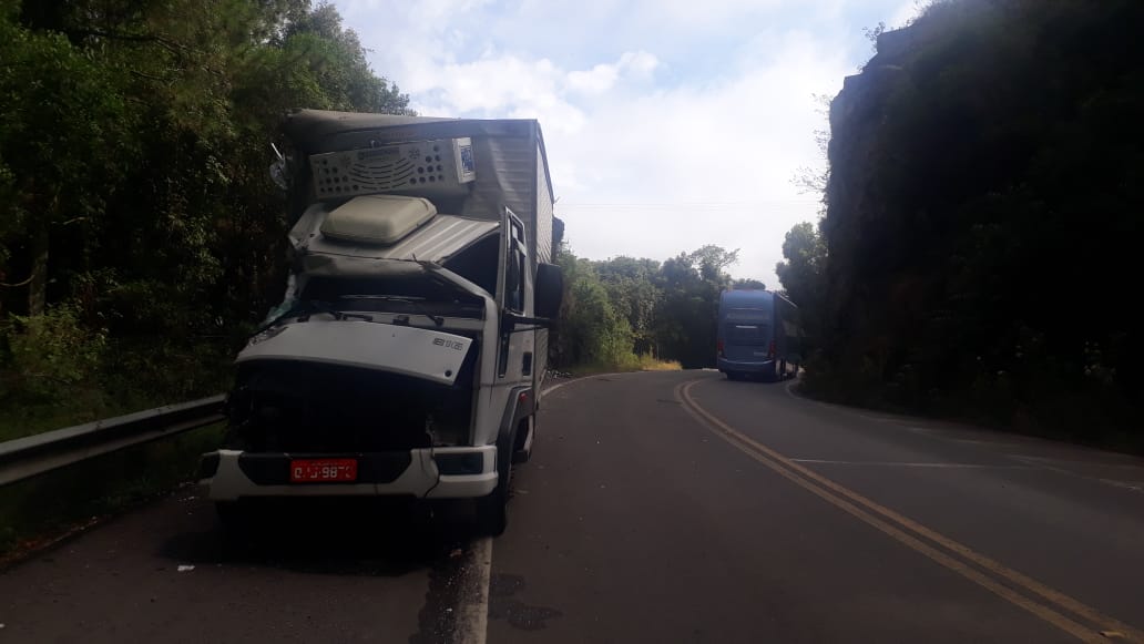 Caminhão fica destruído após colidir em paredão de pedra na BR 116