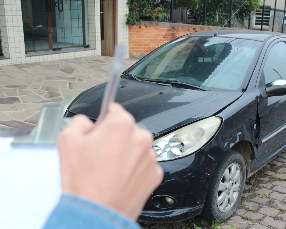 Dois anos após aprovação, lei que pune abandono de veículos sai do papel