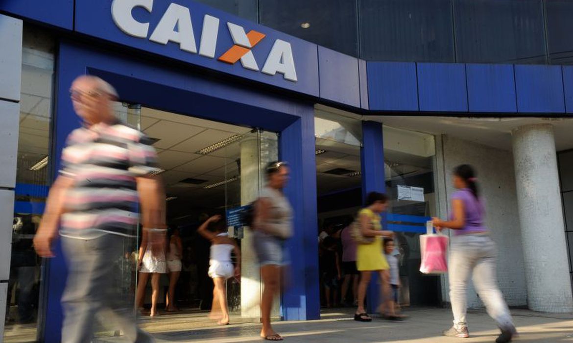 Agências da Caixa abrem duas horas mais cedo nesta segunda-feira