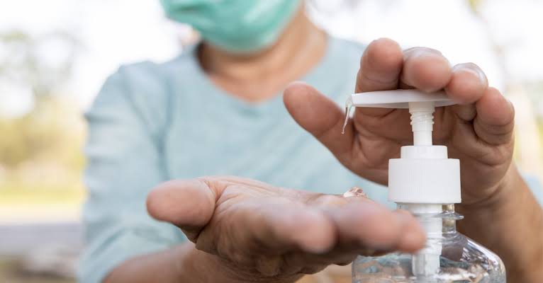 Covid-19: Anvisa libera venda de álcool 70% na forma líquida