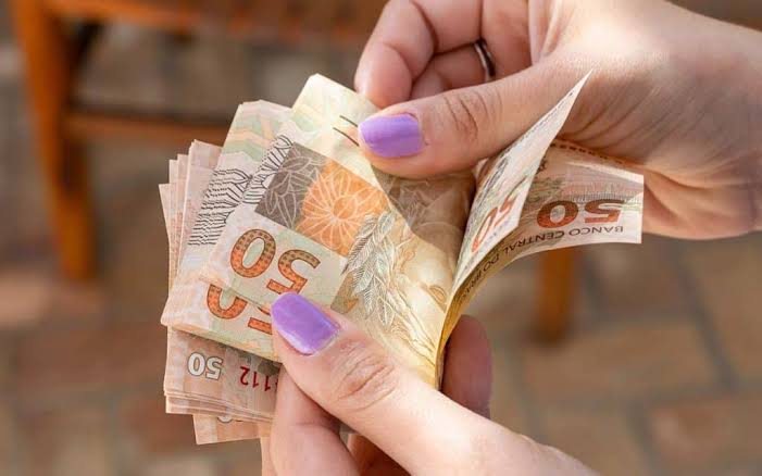 Salário mínimo passa a ser de R$ 1.212 a partir de amanhã