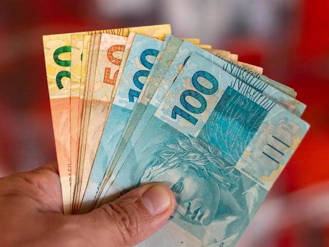 Quem tem direito ao 13º salário? Advogada explica como funciona o benefício e quando ele pode ser suspenso