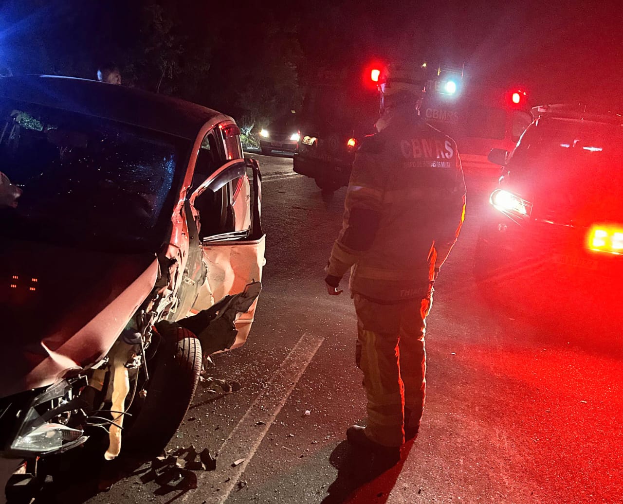 Mulher ficou gravemente ferida após colisão entre carro e caminhão em São Marcos