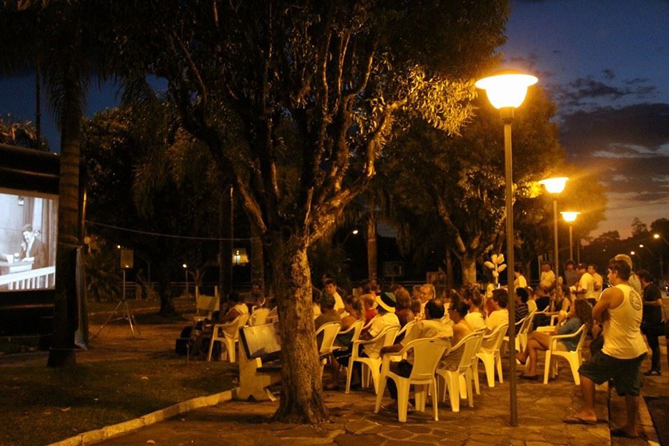 Cinema de Verão apresenta clássicos de Chaplin na Praça Dante Marcucci em São Marcos