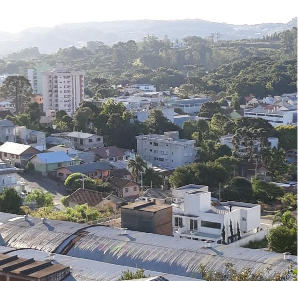 Frio diminui e nuvens predominam nesta terça-feira