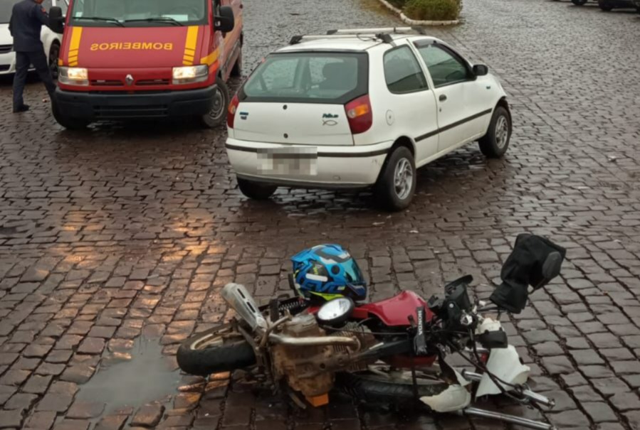 Colisão entre carro e moto deixou um condutor ferido em São Marcos