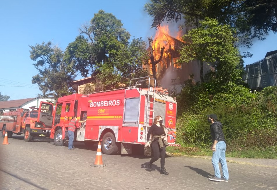 Duas casas de mais de 60 anos incendiaram com menos de 24h de diferença