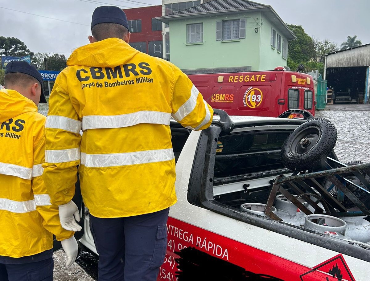 Após colidir com o canteiro central na BR 116, homem foi preso por dirigir sob o efeito de entorpecentes