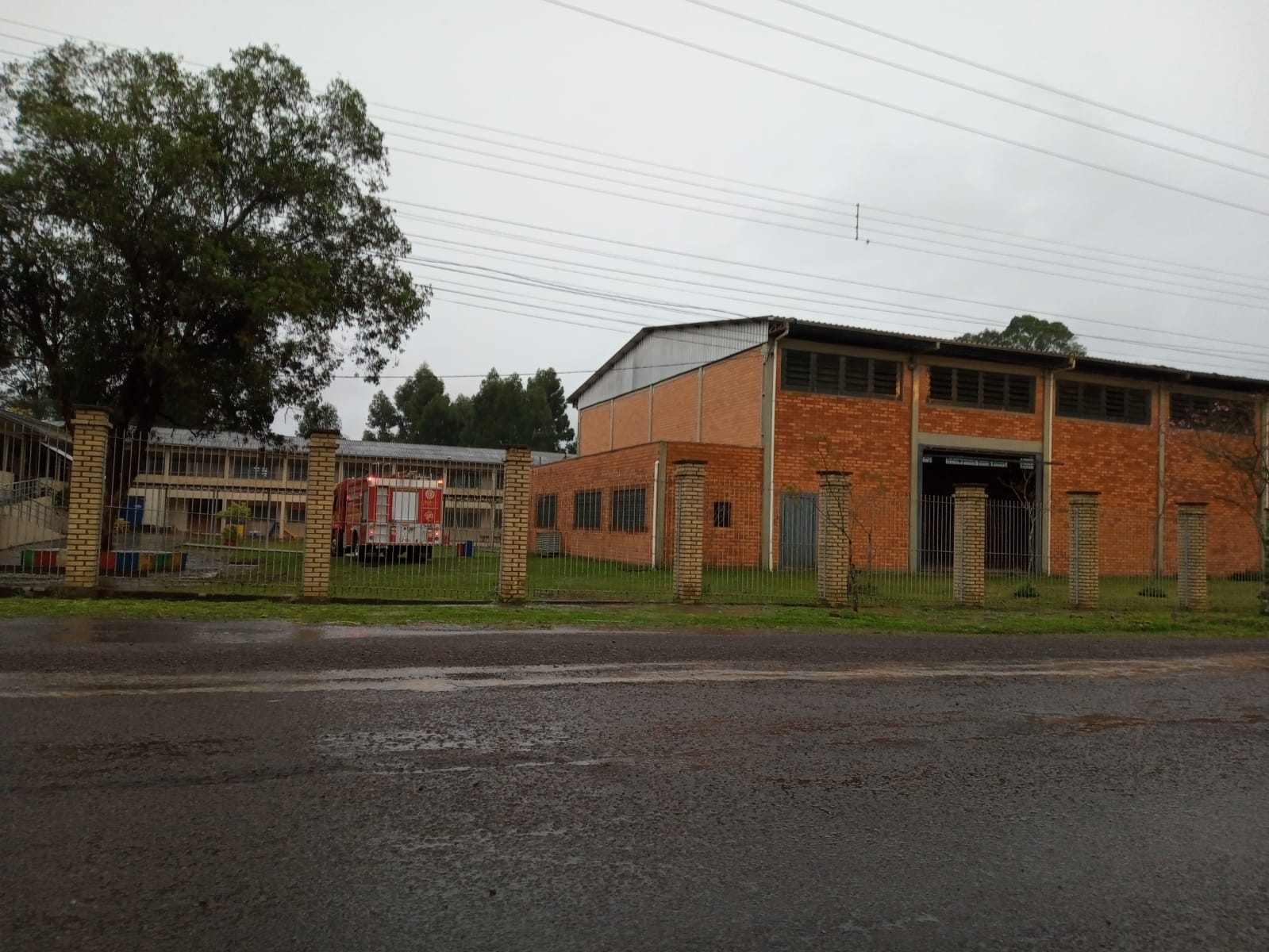 Bombeiros atenderam princípio de incêndio em escola nesta terça-feira