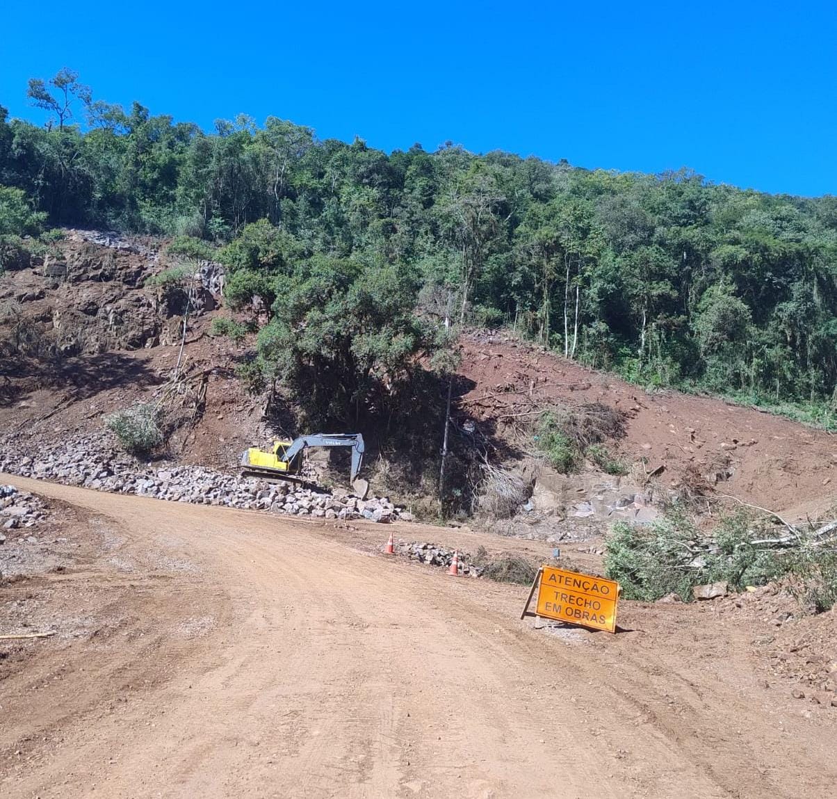 Trecho da Estrada 500 está bloqueado até o meio-dia desta segunda-feira (19)