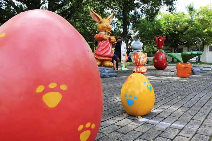 Praça de São Marcos recebe decoração temática de Páscoa