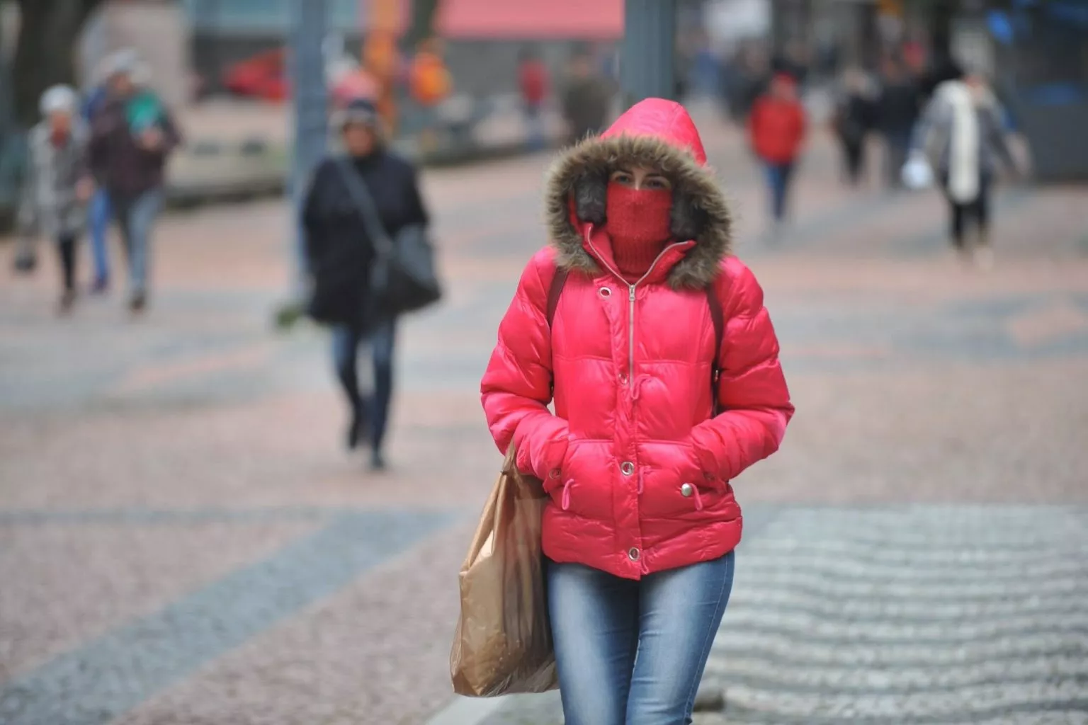 Chuva persiste e onda de frio avança nesta quarta-feira