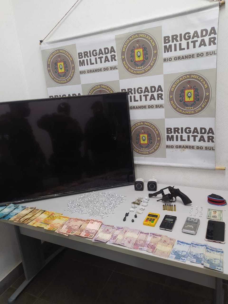 Choque prendeu dois e apreendeu mais de 600 pedras de crack no Colina Sorriso