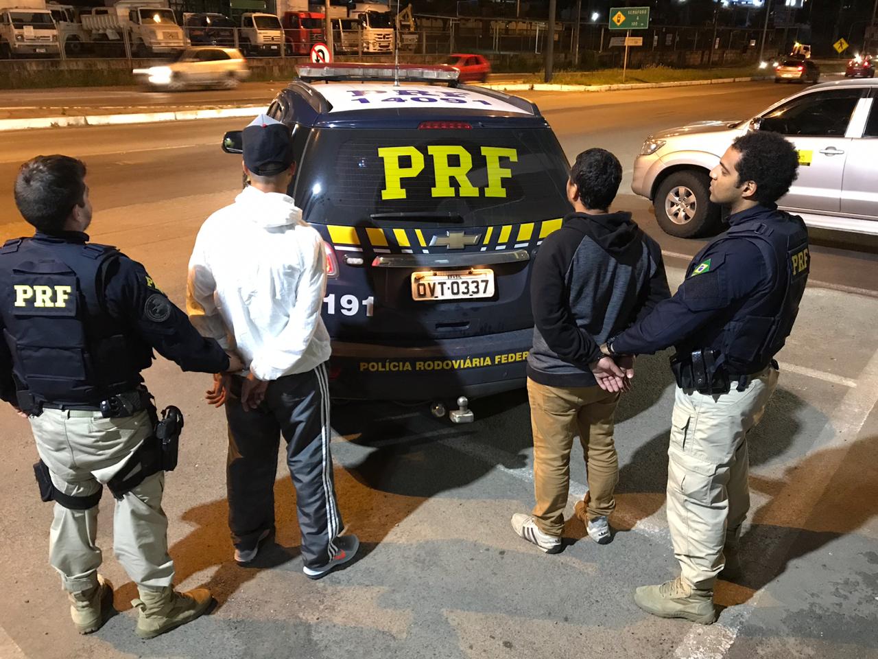 PRF prende dois homens com crack em ônibus intermunicipal