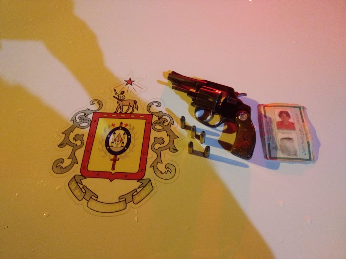 Homem  foi preso por porte ilegal de arma de fogo