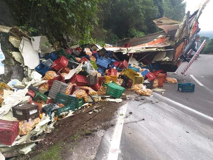 Acidente envolvendo caminhão aconteceu esta manhã na 122