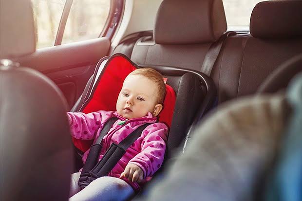 Nova lei de trânsito: o que muda para levar crianças em carros e motos
